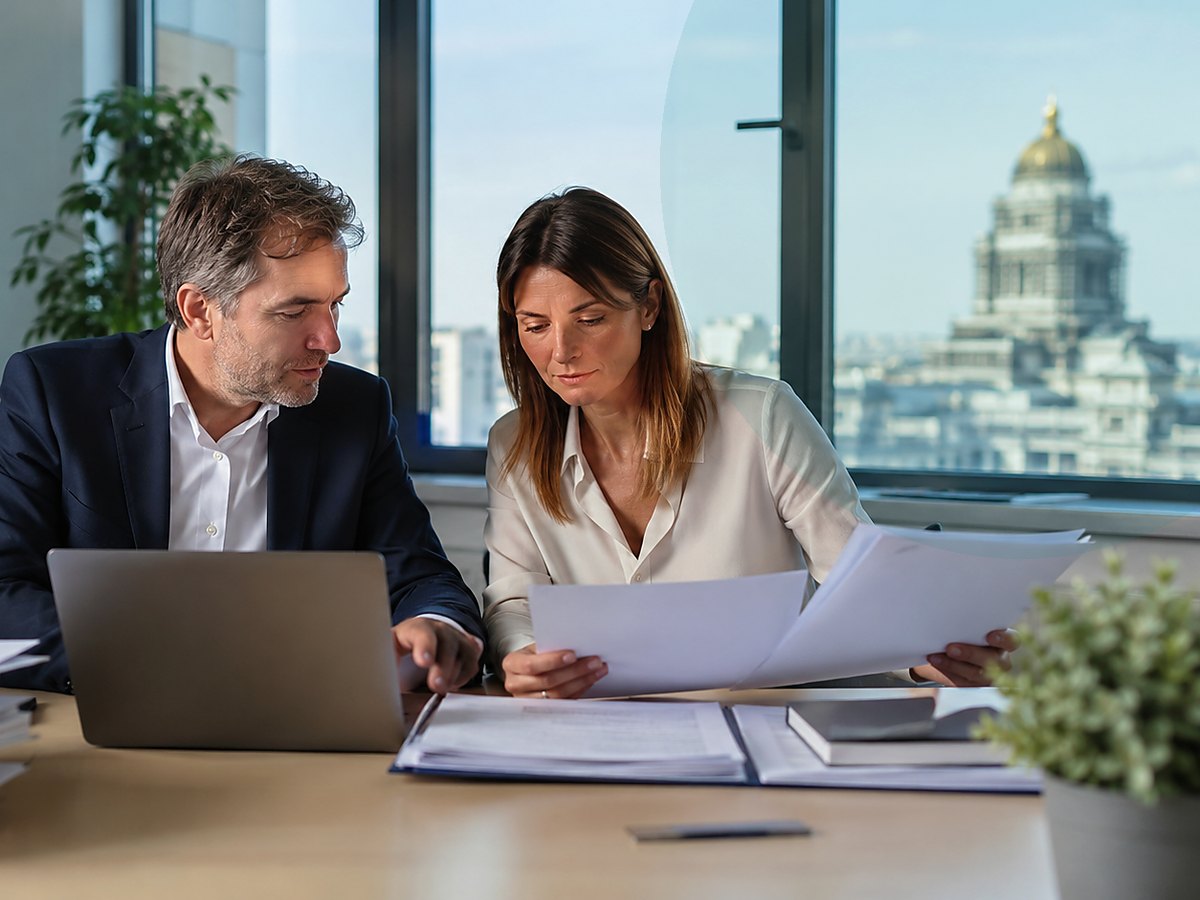 Échange calme autour de documents administratifs